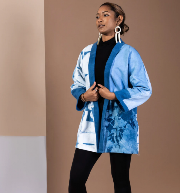 Jaket Kimono dengan Warna Kontras yang Menarik